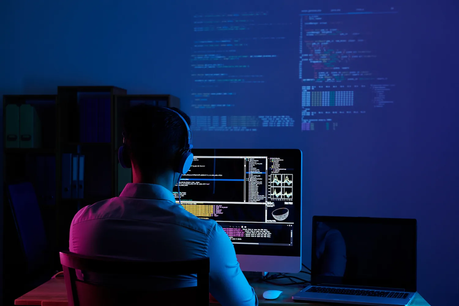 Programmeur travaillant la nuit sur du code, illustrant le métier de développeur IA dans l'industrie du futur